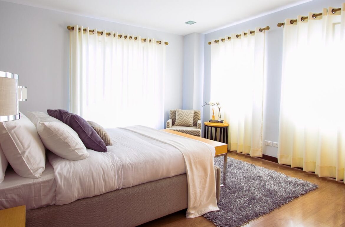 Gordijnen voor je slaapkamer kiezen? Dit zijn de aan- en afraders! Welke kleur gordijnen slaapkamer