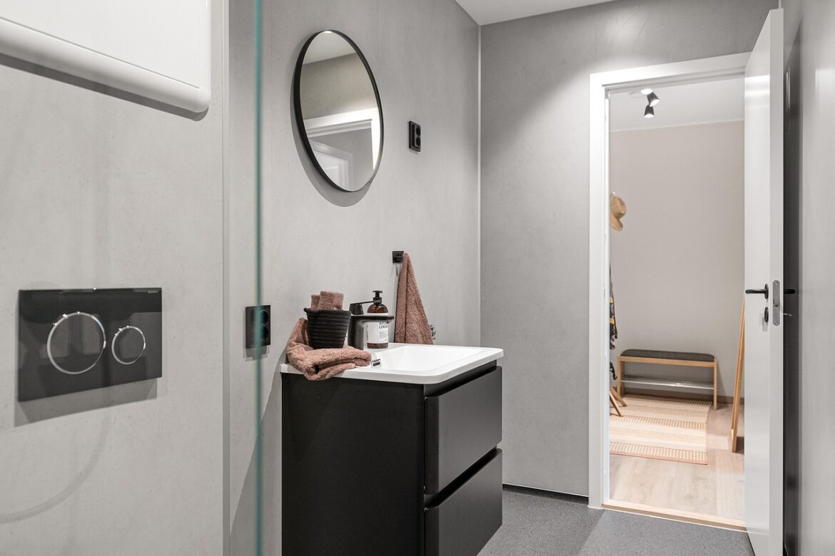 Strakke stalen scharnierdeur en Aluwdoors deuren op maat