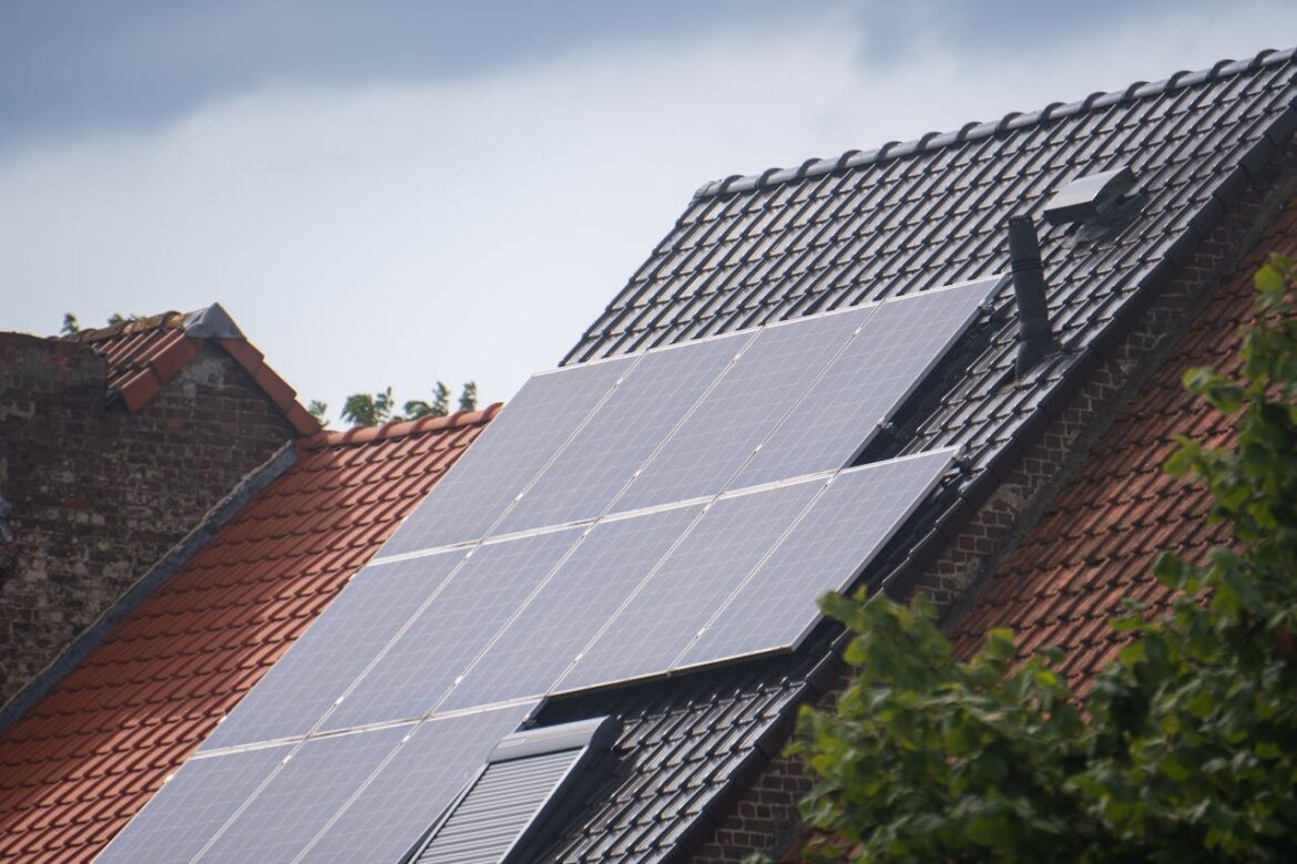 Een thuisbatterij in huis: zo haal je het meeste uit je zonnepanelen (ook na 2027) Een thuisbatterij in huis: zo haal je het meeste uit je zonnepanelen (ook na 2027)